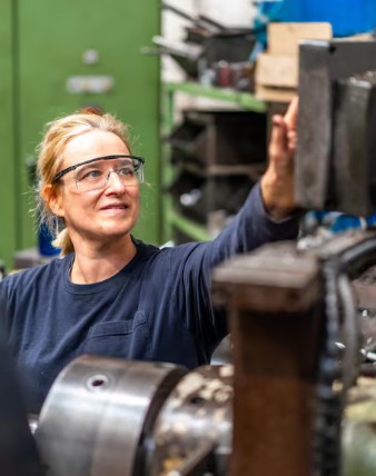 Travail de fabrication dans l’atelier ERMAS